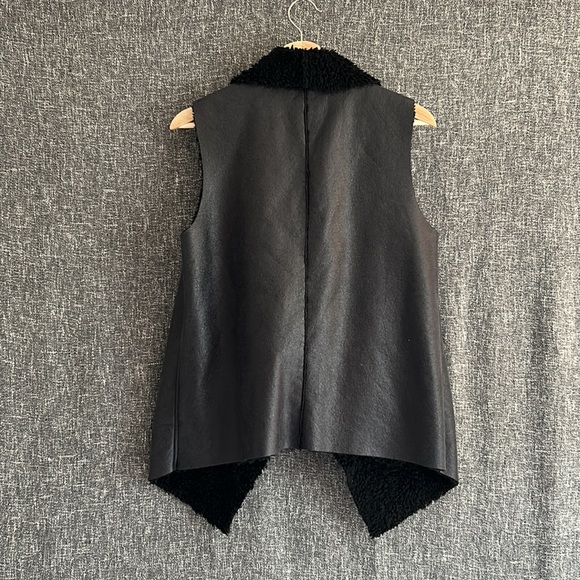 Fleece and leather look vest - Picture 3 of 5